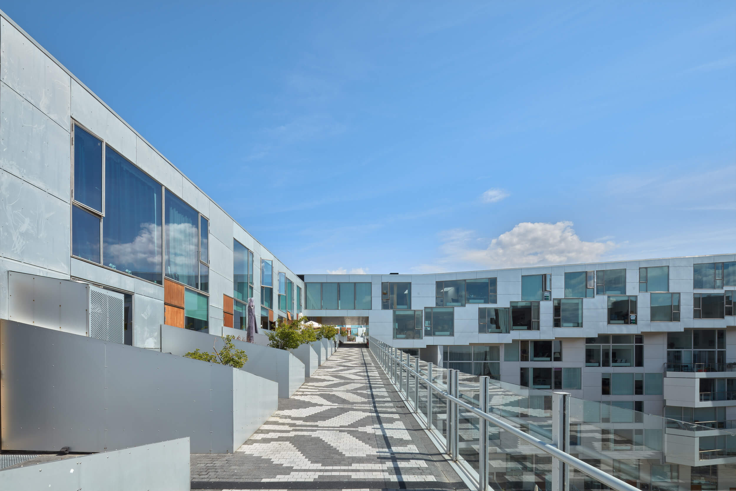 8 Taller – 8 House